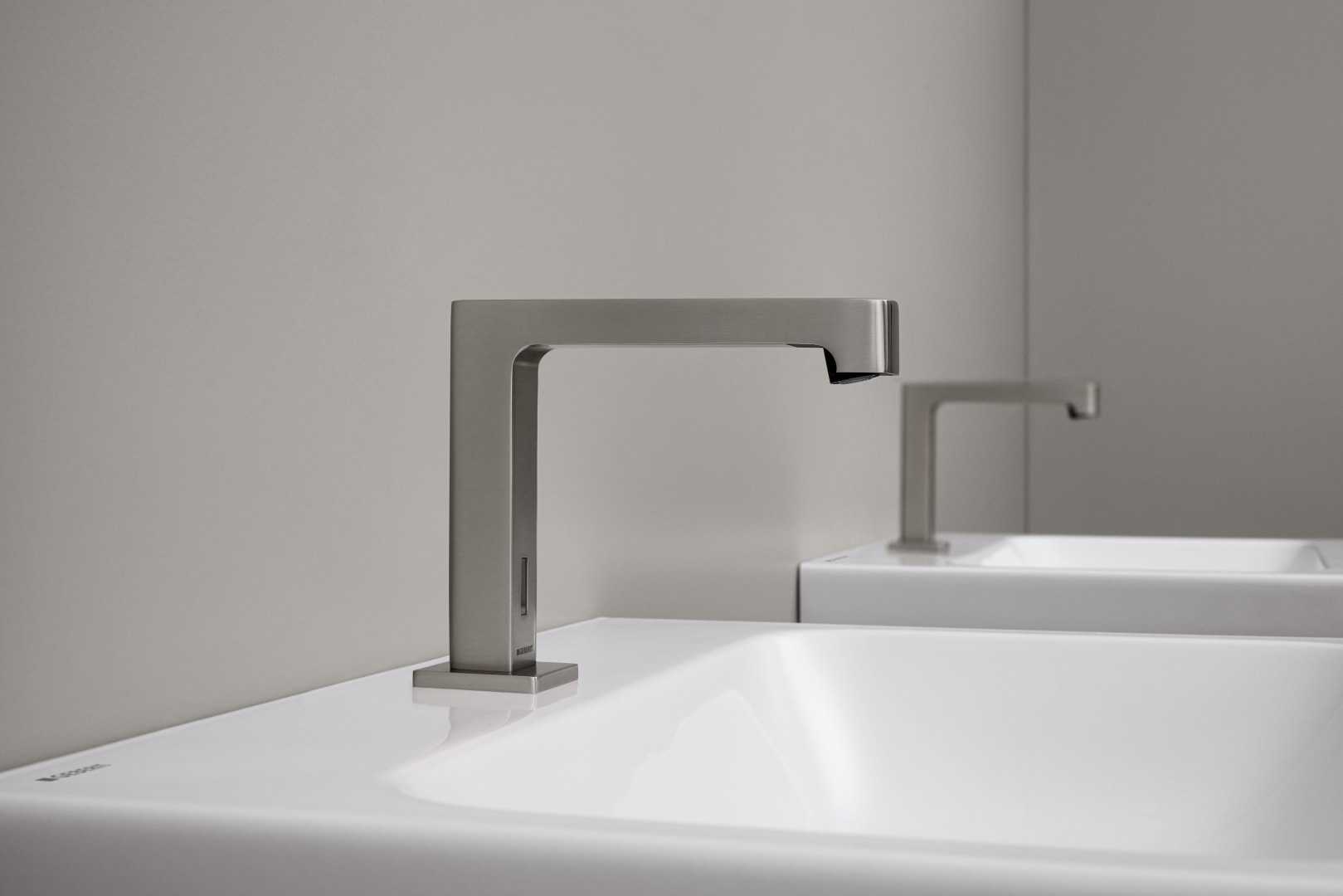 Geberit Brenta WT-Arm.,Standmontage, Batterie mit AP-Funkt.Box, o.Misch., edst.gebü.