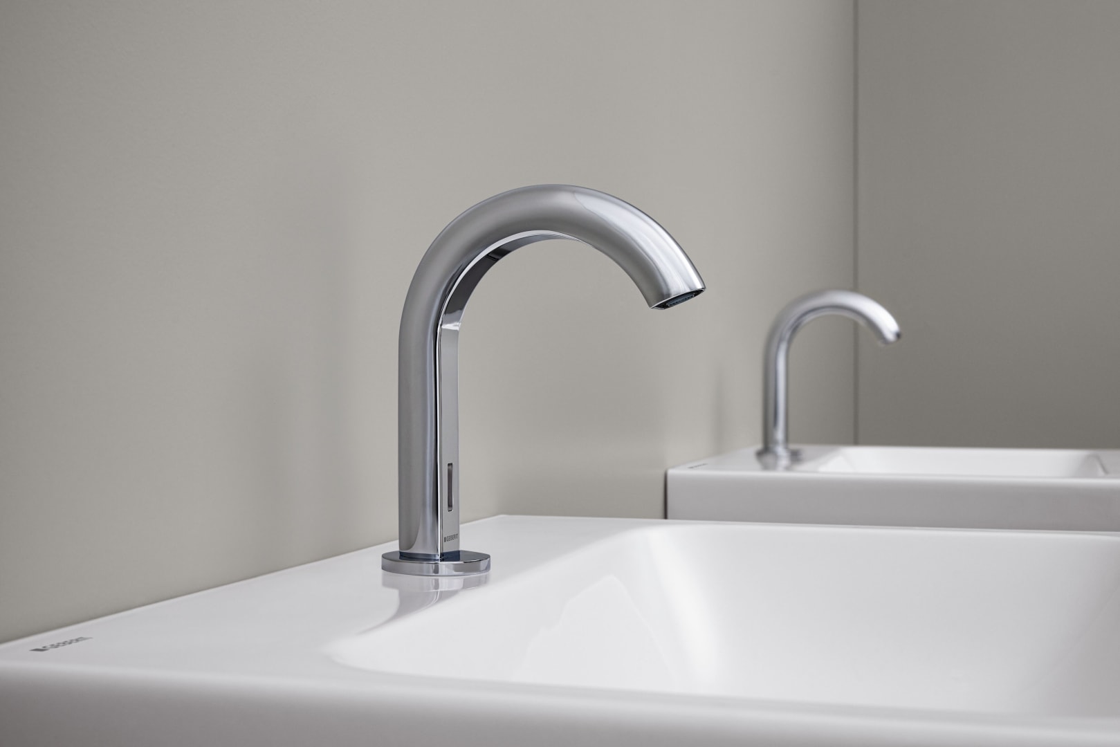 Geberit Piave WT-Arm., Standmontage, Batterie mit AP-Funkt.Box, m.Therm.Misch., chrg