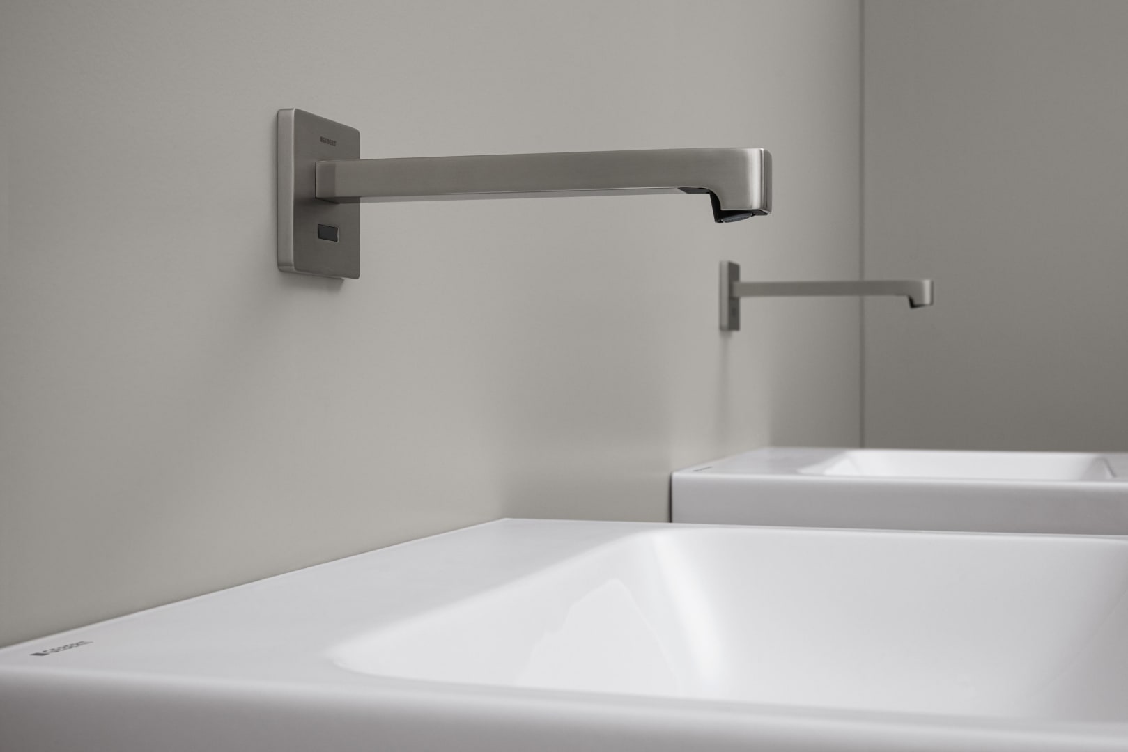 Geberit Brenta WT-Arm.,Wandmontage, Batterie für UP-Funkt.Box, o.Misch.,L:22cm, edst.