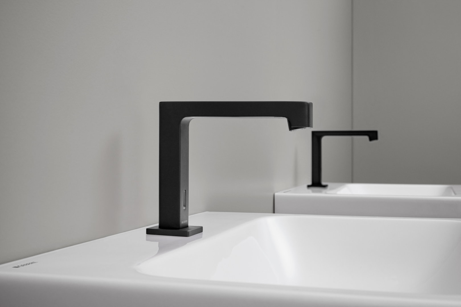 Geberit Brenta WT-Arm., Standmontage, Netz mit AP-Funkt.Box, o.Misch., schwarz matt
