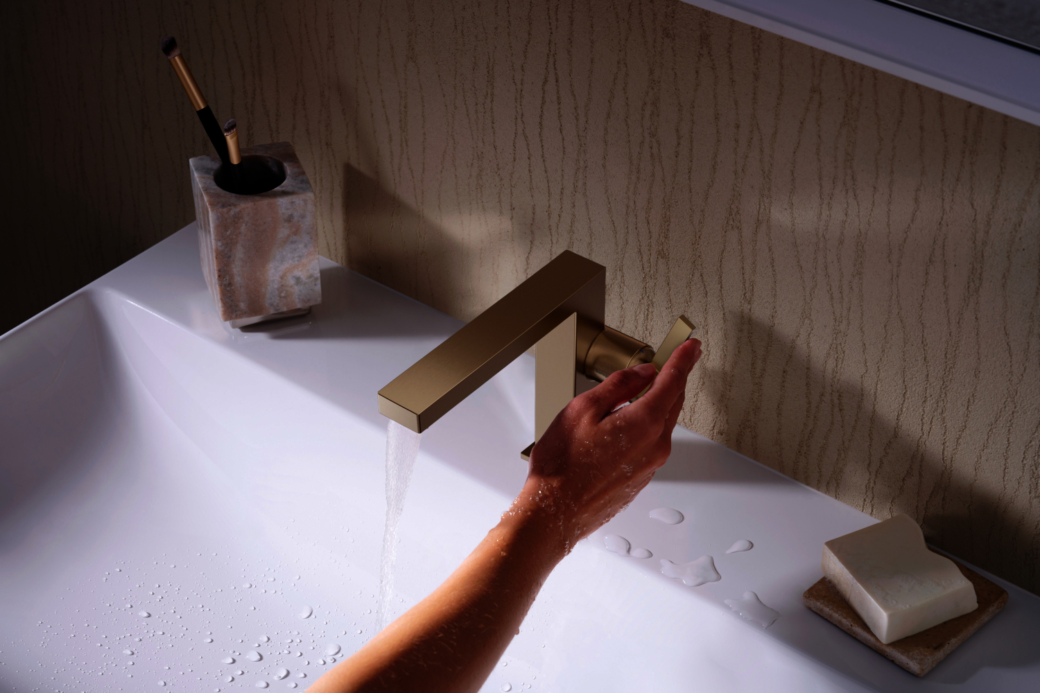 Hansgrohe WTM 110 Tecturis E Fine CoolStart mit Push-Open Ablaufgarnitur BBR